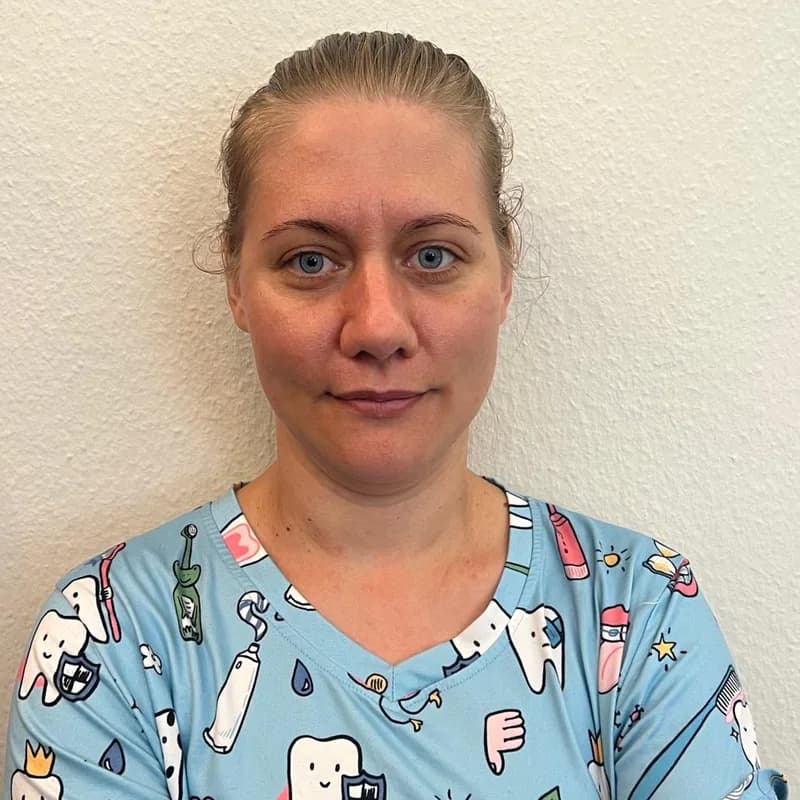 Bianka, Dentalhygienikerin und zahnmedizinische Assistentin bei Harajda Dent, im Kasack mit Zahnmotiven