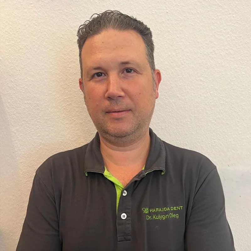 Dr. Kulygin Oleg von Harajda Dent im bestickten Praxis-Poloshirt
